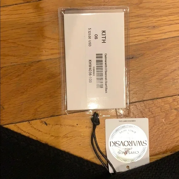 - BRAND NEW SCARF